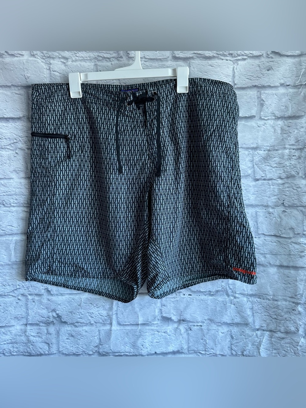 PREOWNED PATAGONIA MENS SHARK TOOTH PRINT SWIM TRUNKS BATHING SUIT MENS SIZE 40